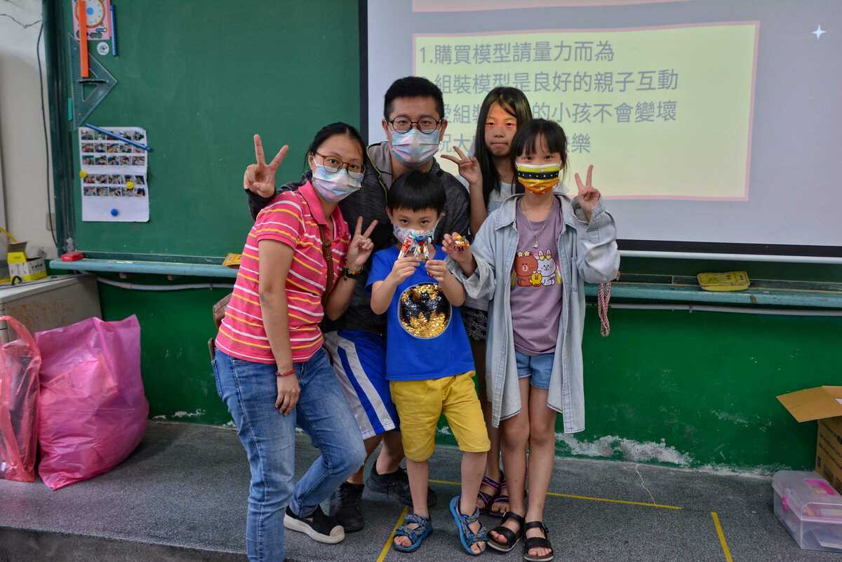 八里國小-親子和樂融融的共同完成模型製作。 圖：新北市教育局提供