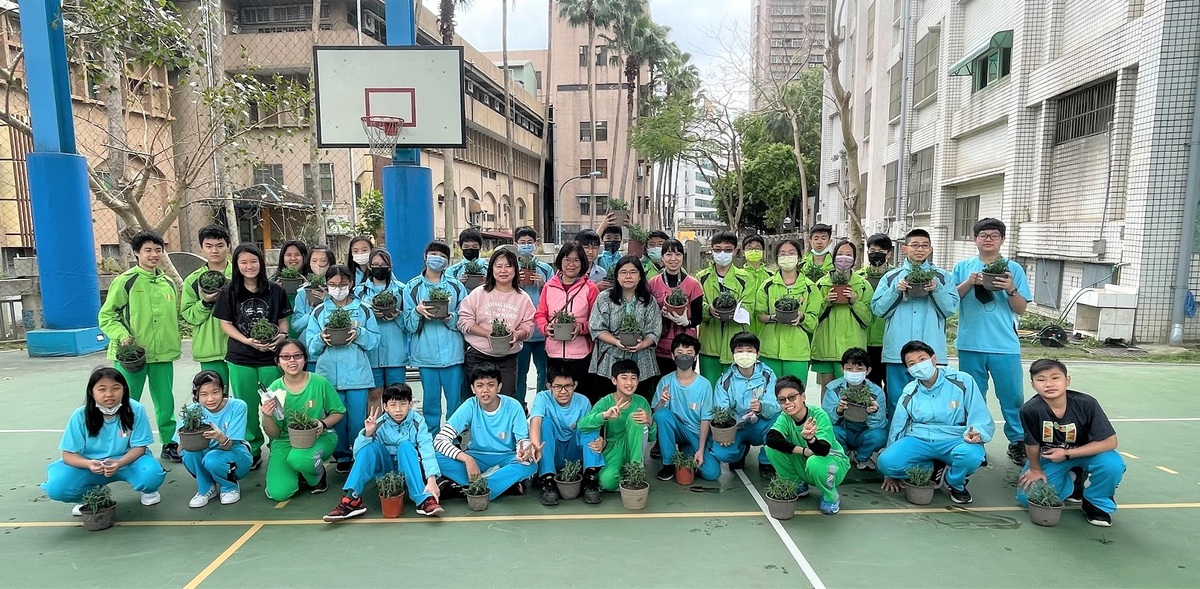 中正國中-學生種植康乃馨活動。 圖：新北市教育局提供