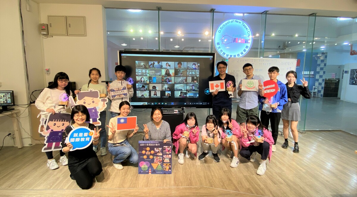 福和國中-母親節led小夜燈國際雙語課程-活動大合照。 圖：新北市教育局提供