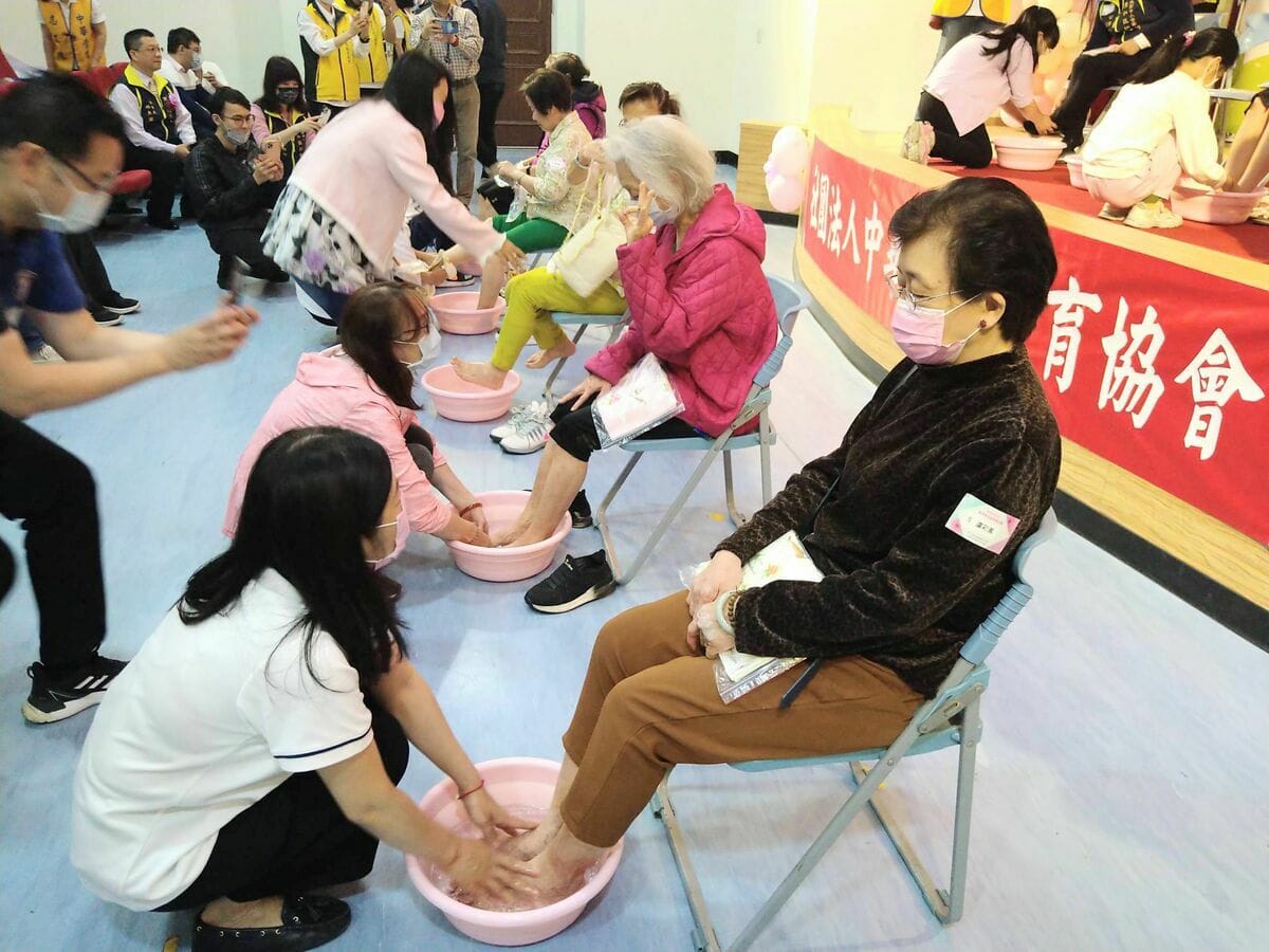 社團法人中華崇儒教育協會辦理「孝滿天下感恩情～雙親感恩沐足」活動，鼓勵以具體的行動，表達晚輩孝親、愛親的真情意。 圖：新北市教育局提供