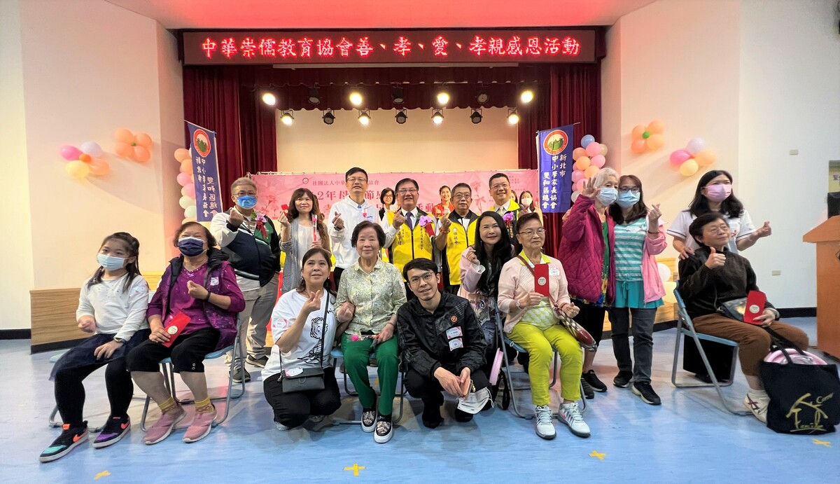 社團法人中華崇儒教育協會辦理「孝滿天下感恩情～雙親感恩沐足」活動，透過晚輩對長者的溫柔沐足行動，表達祝福與感謝。教育局長張明文(後排左3)、中華崇儒教育協會理事長梁子緒(後排右3)。 圖：新北市教育局提供