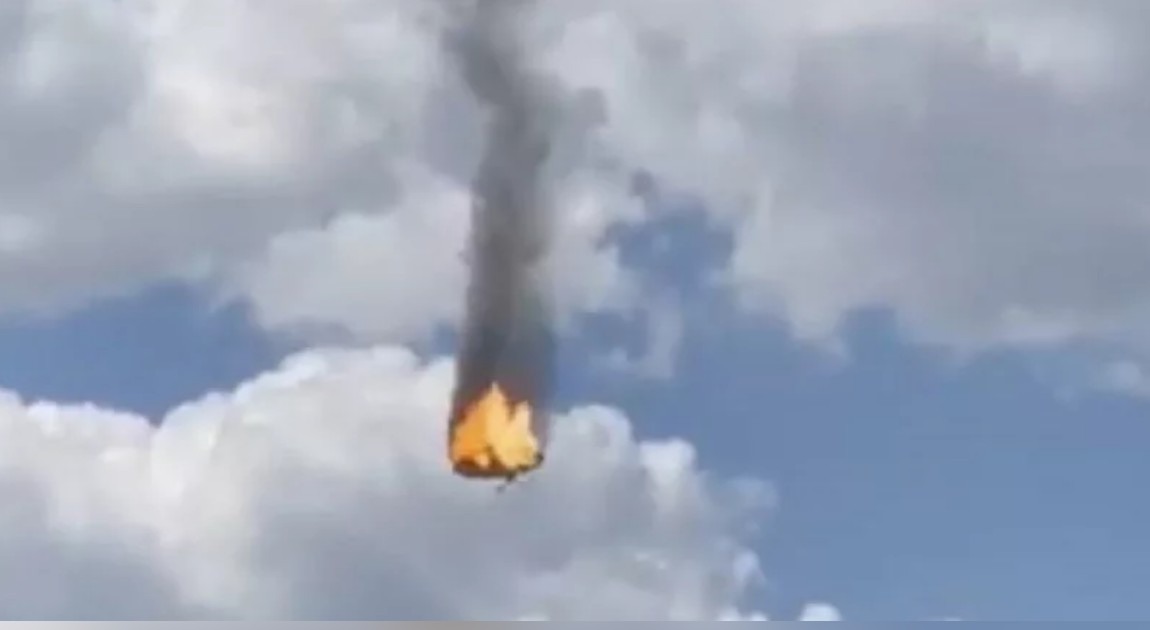Mi-8運輸直升機在墜毀前空中就早已化作一團火球。 圖：翻攝Telegram