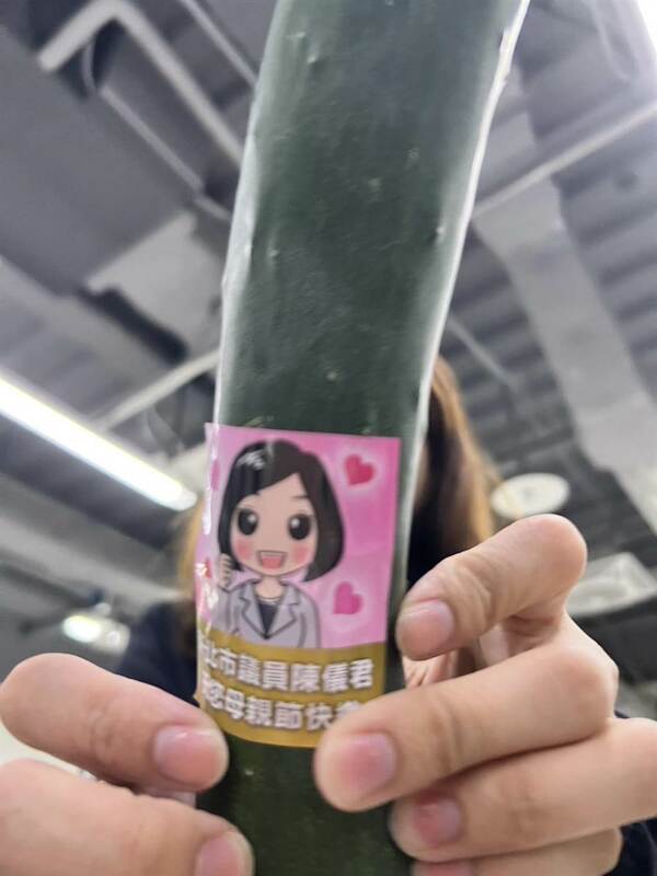 新北市議員陳儀君送新店分局女警雙溪小農種植的小黃瓜。 圖：警方提供