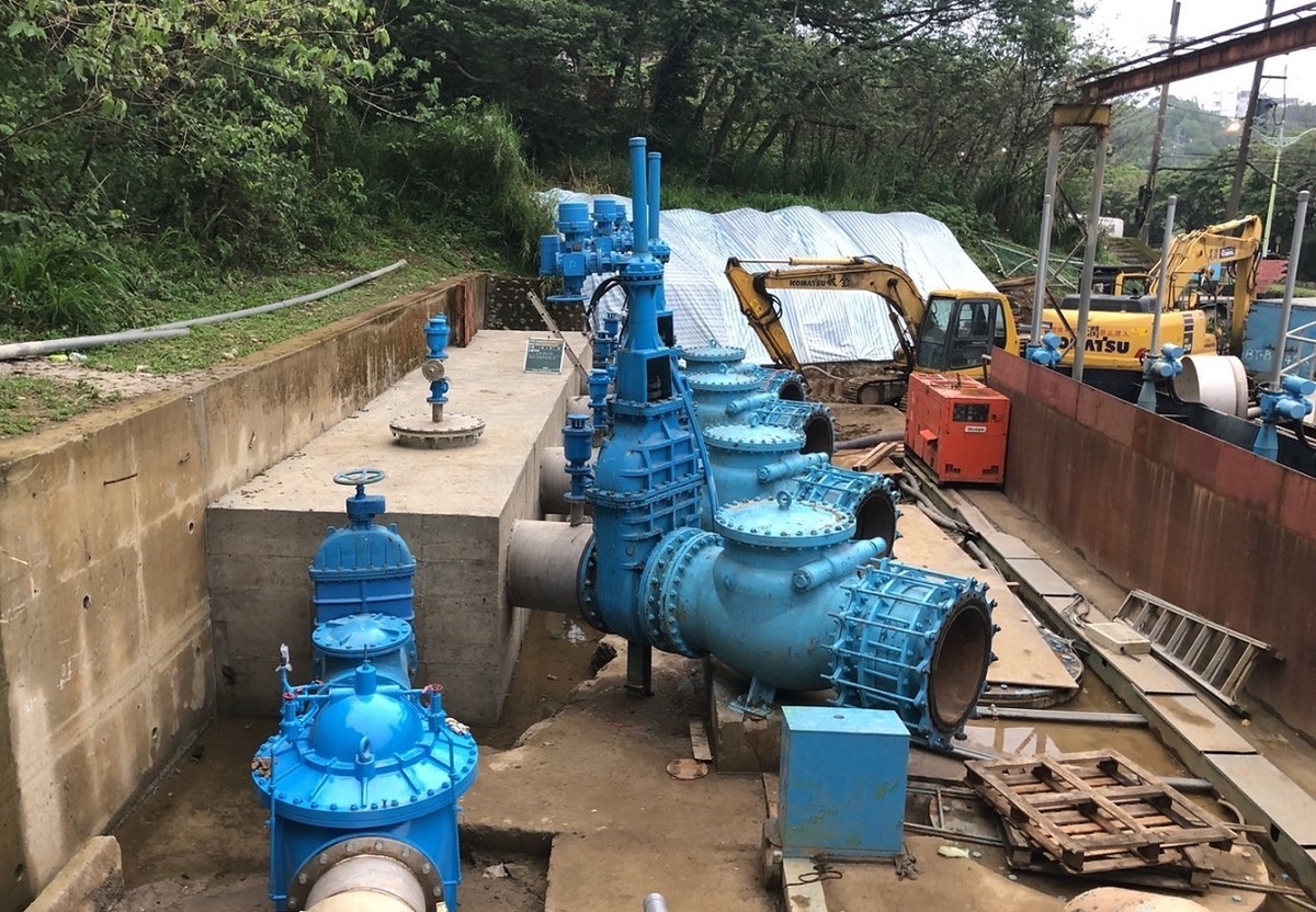 為配合三坑抽水站等五合一工程施工，桃園市、新竹縣將自15日0時至16日15時停水39小時，受影響戶數總計約45萬戶，請民眾提早儲水準備。 圖/台水公司