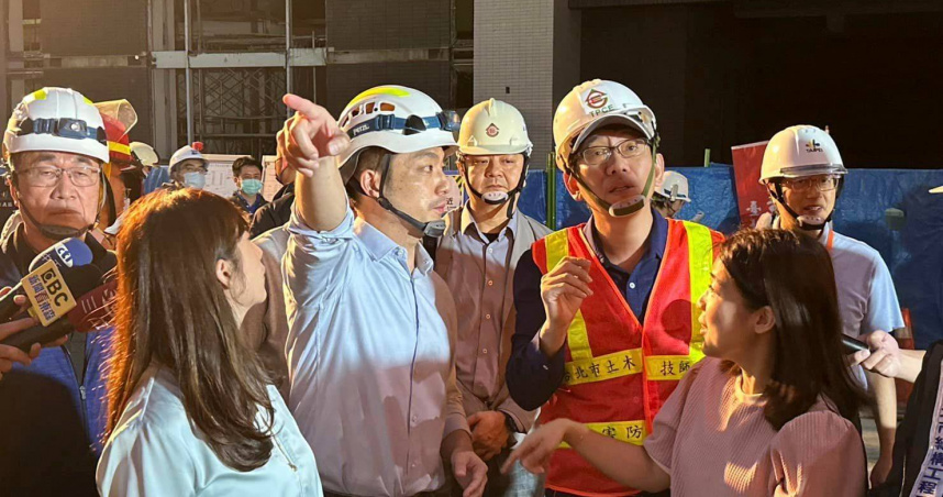 台北市信義區建案工地旁的崇德街巷弄13日發生道路坍塌下陷，台北市長蔣萬安到現場了解情況。 圖：翻攝蔣萬安臉書