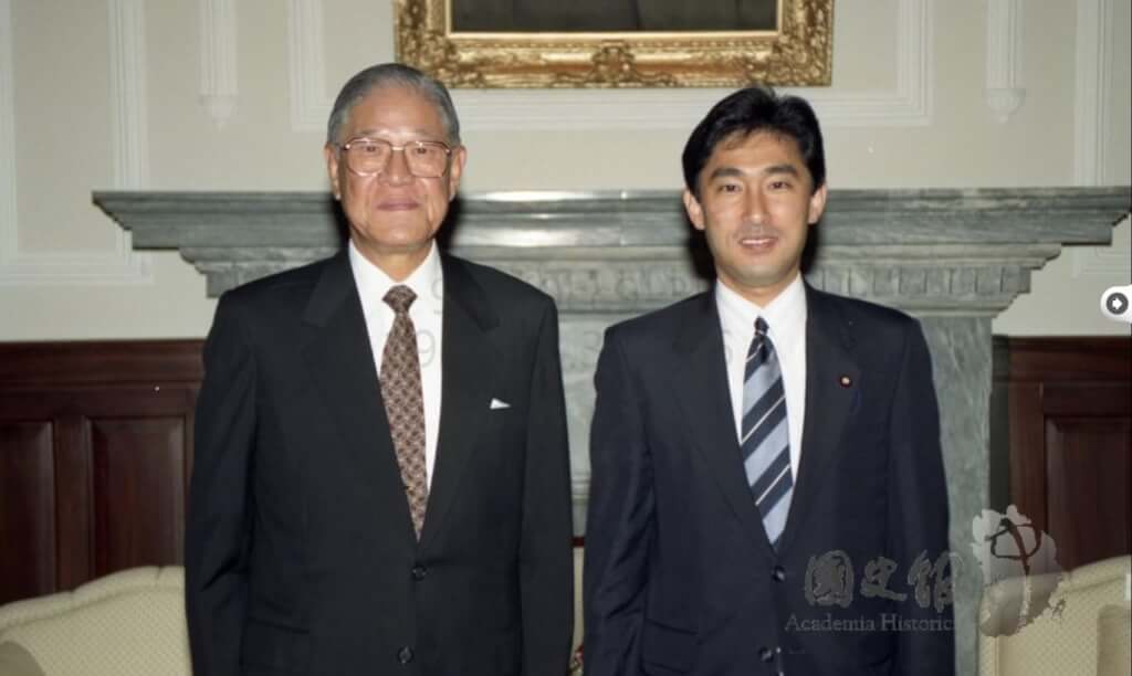 圖為1994年9月時任總統李登輝（左）接見以日本眾議員身分訪台的岸田文雄（右）。 （圖取自facebook.com/guoshiguan）
