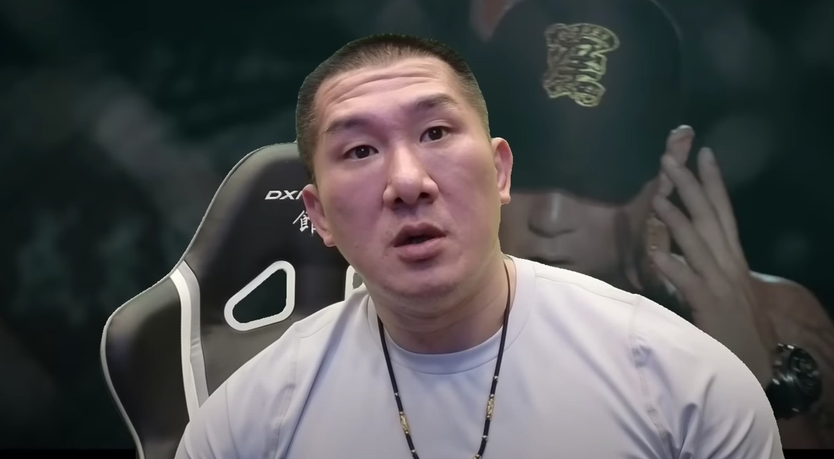 館長成吉思汗健身房的宣傳圖遭質疑抄襲《薩爾達傳說》，在直播3：30時解釋並道歉。 圖：翻攝自館長惡名昭彰YT頻道
