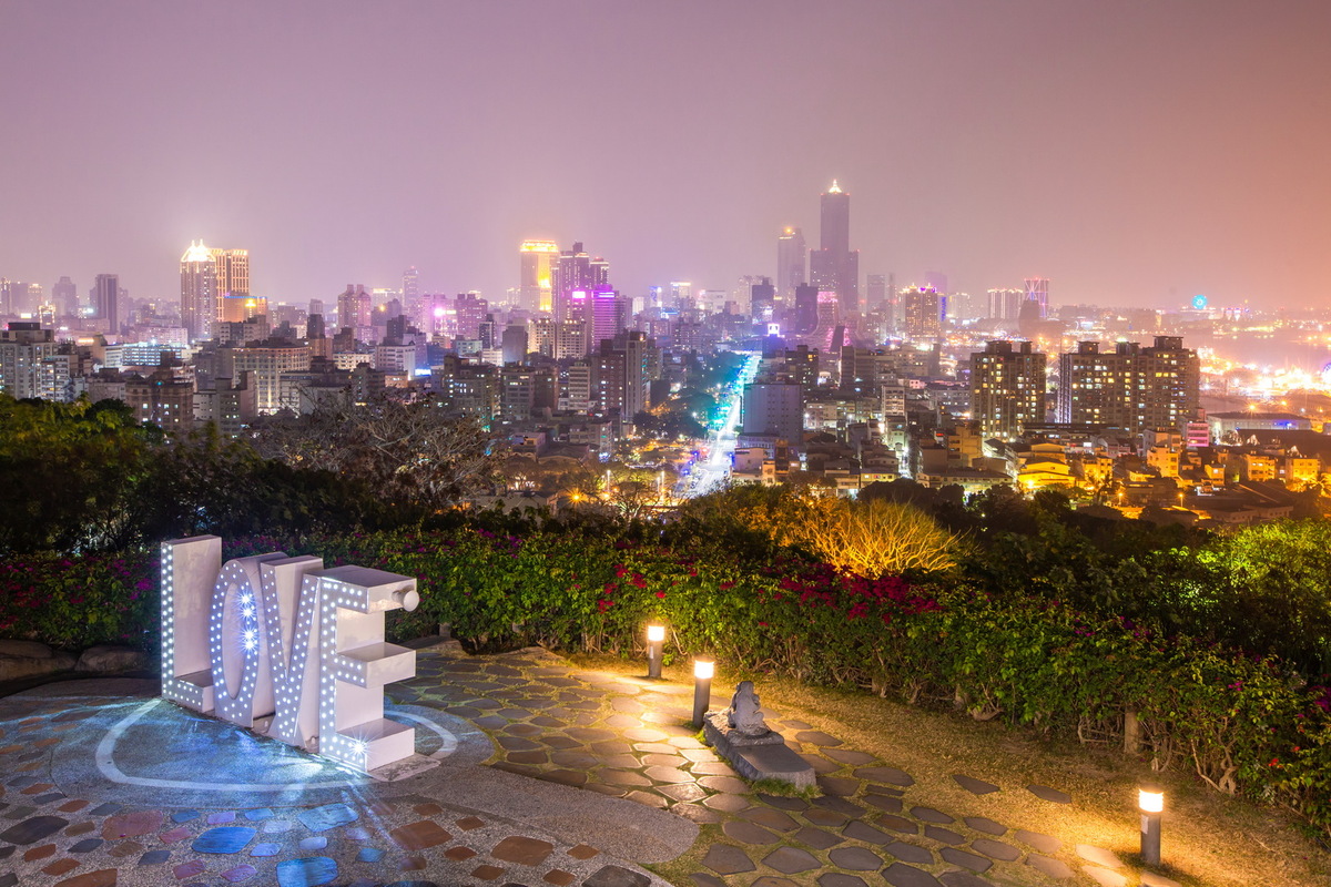 壽山情人觀景台可遠眺高雄夜景。 圖：高雄市觀光局提供