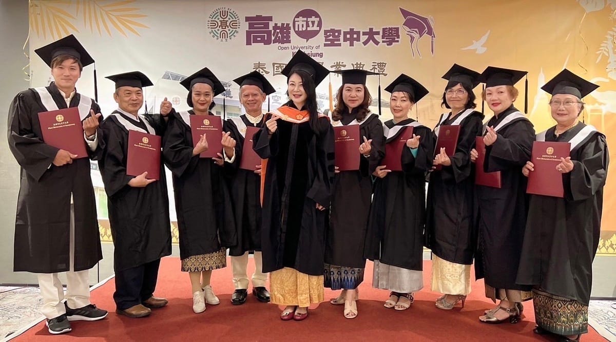 劉嘉茹(左五)與泰國海外班畢業生合影。 圖：高雄市立空中大學提供
