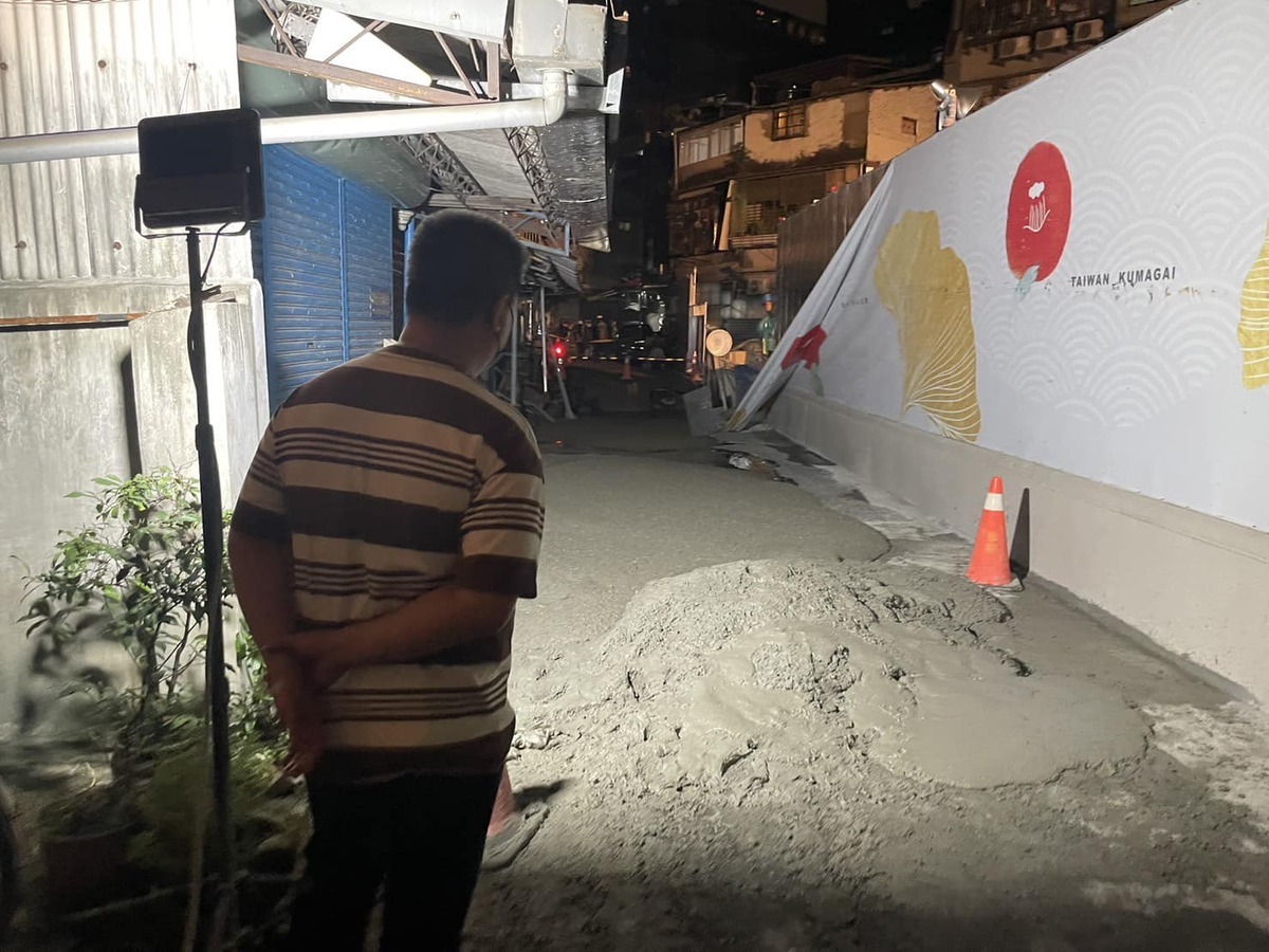 台北市信義區崇德街 60 巷地層下陷，已經在昨晚間 11 點坑洞初步填平完成。 圖：翻攝自許淑華臉書