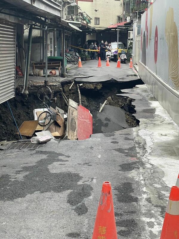 因地層下陷，信義區出現長 15 公尺、寬 3 公尺、深度 2 至 3 公尺的天坑。 圖：翻攝自許淑華臉書