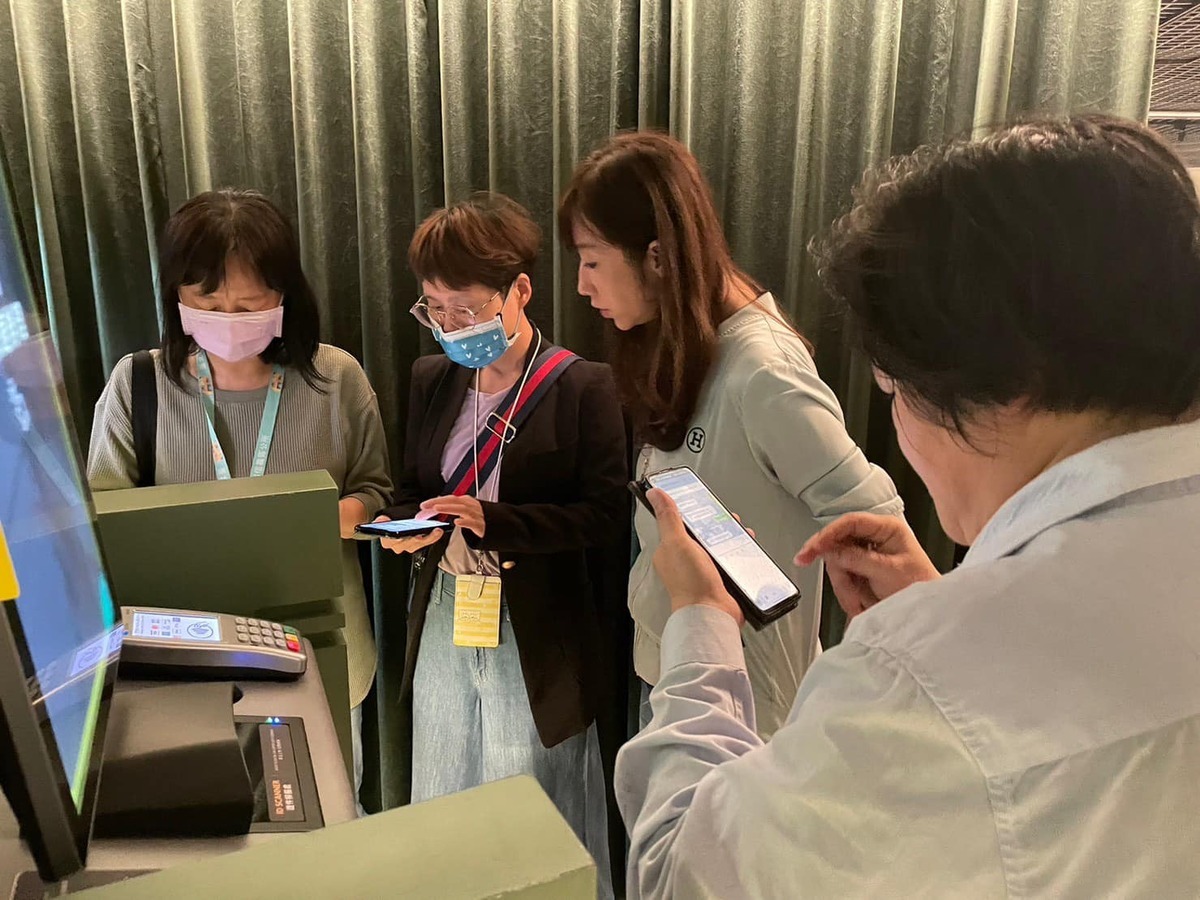 許淑華現場視察，受影響的 5 住戶，12 名住戶已順利安置。 圖：翻攝自許淑華臉書