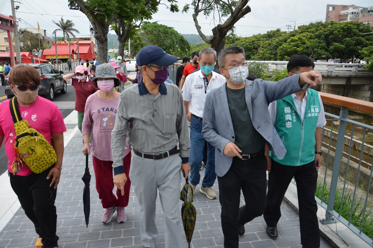 蔡其昌向中央爭取經費的橋江北街人行步道今天以舉辦健行活動方式慶祝完工。 圖：蔡其昌辦公室/提供