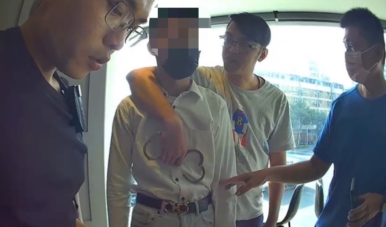 警方當場逮獲詐騙集團黃姓車手(左二)。 圖：孫家銘翻攝