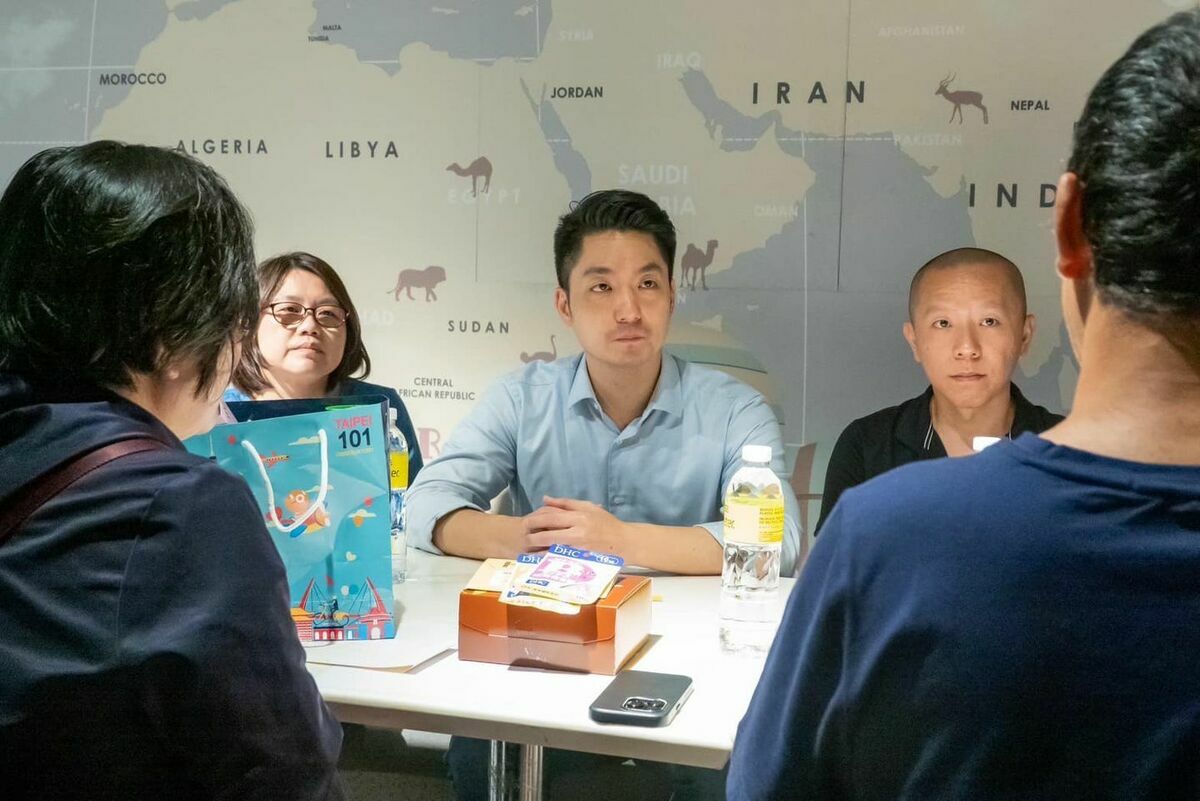 台北市長蔣萬安今早前往旅館探視安置戶。 圖：台北市政府 / 提供