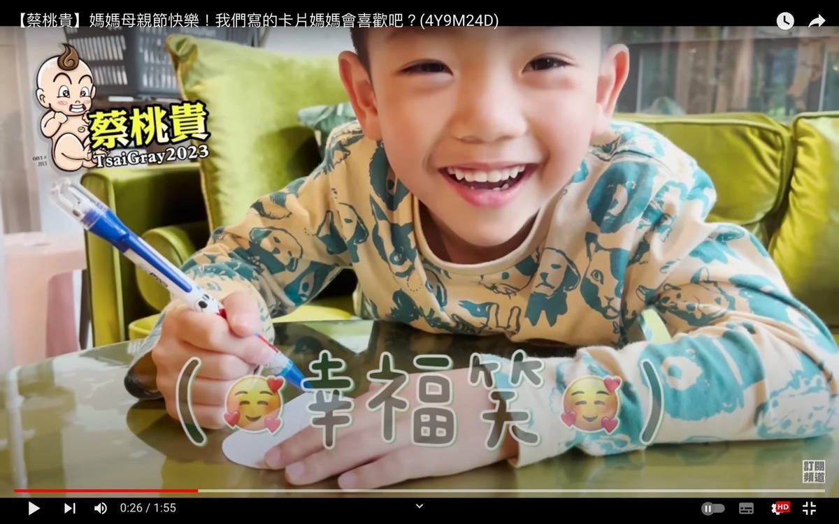 蔡桃貴被問到寫了什麼時露出幸福的笑容。 圖：翻攝自蔡桃貴YT頻道