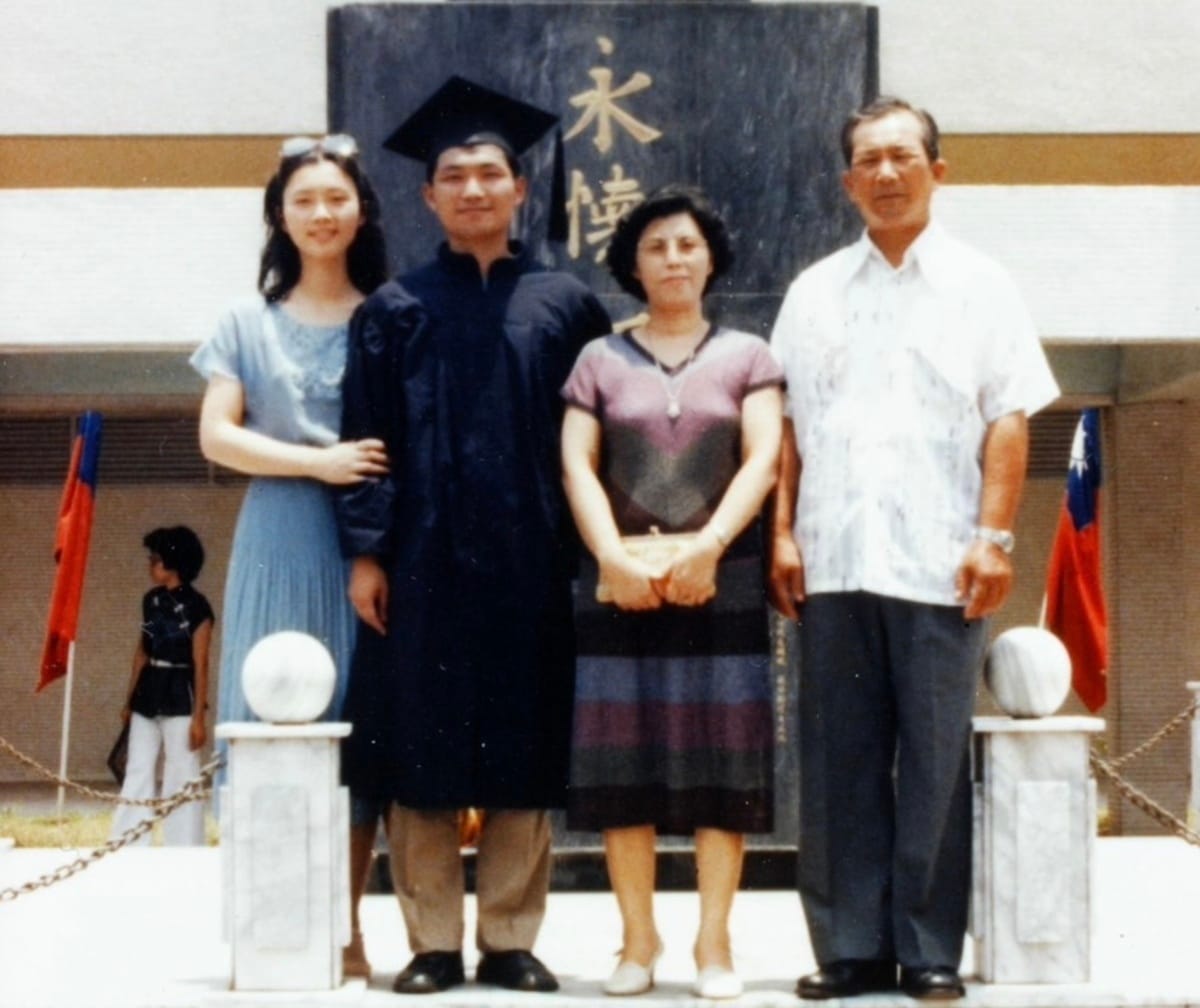 今天母親節，侯友宜在臉書發文悼念亡母，並貼出與母親及家人的合照。 圖：取自侯友宜臉書
