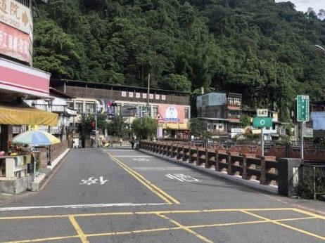 石碇秀山橋為當地居民及遊客往返石碇老街、淡蘭古道等知名景點的重要橋梁，改善前，橋上空間不足，居民及遊客必須在狹窄的車道中穿梭非常危險。 圖：新北市工務局提供
