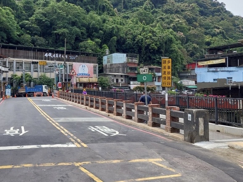 為改善橋上空間不足人車交織險象環生的窘境，養工處增設人行專用橋梁，縫合橋梁前後人行棧道，讓往來民眾不再與車爭道。 圖：新北市工務局提供