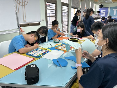新北特校師生、自強國小藝才班一起製作卡片，共度溫馨母親節。 圖：新北市教育局提供