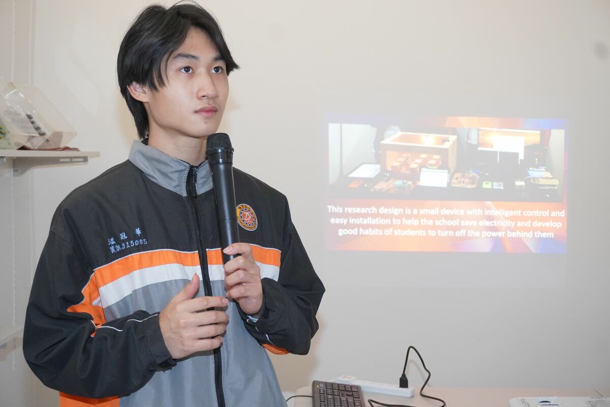 瑞芳高工資訊科温冠華錄取國立台灣科技大學資訊工程系。圖為進行2021新北市國際青年專案設計與實作論壇校內發表。 圖：新北市教育局提供