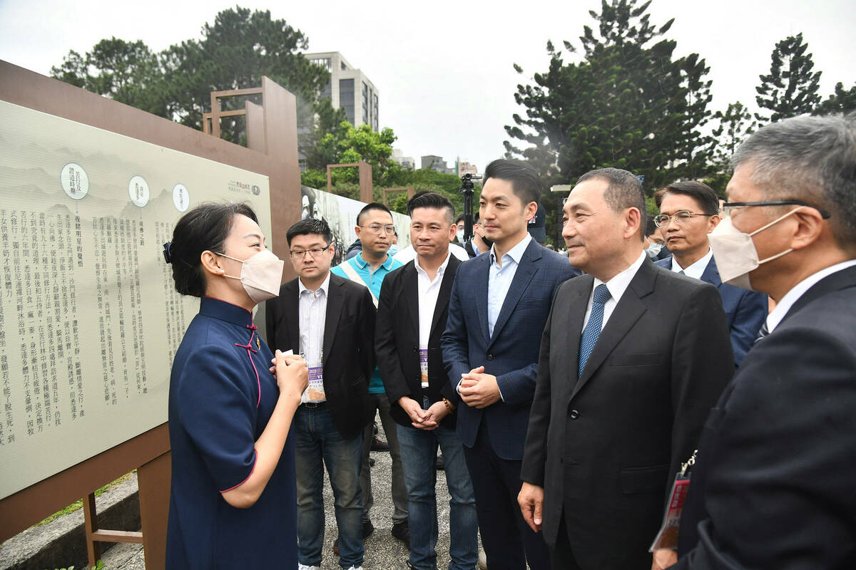為慶祝「佛誕節、母親節、全球慈濟日」三節合一，慈濟基金會今(14)日於台北市中正紀念堂舉辦「2023年佛誕浴佛孝親感恩祈福會」，新北市長侯友宜受邀與總統蔡英文、前總統馬英九、國民黨主席朱立倫、台北市長蔣萬安等貴賓一同出席。 圖：新北市新聞局提供