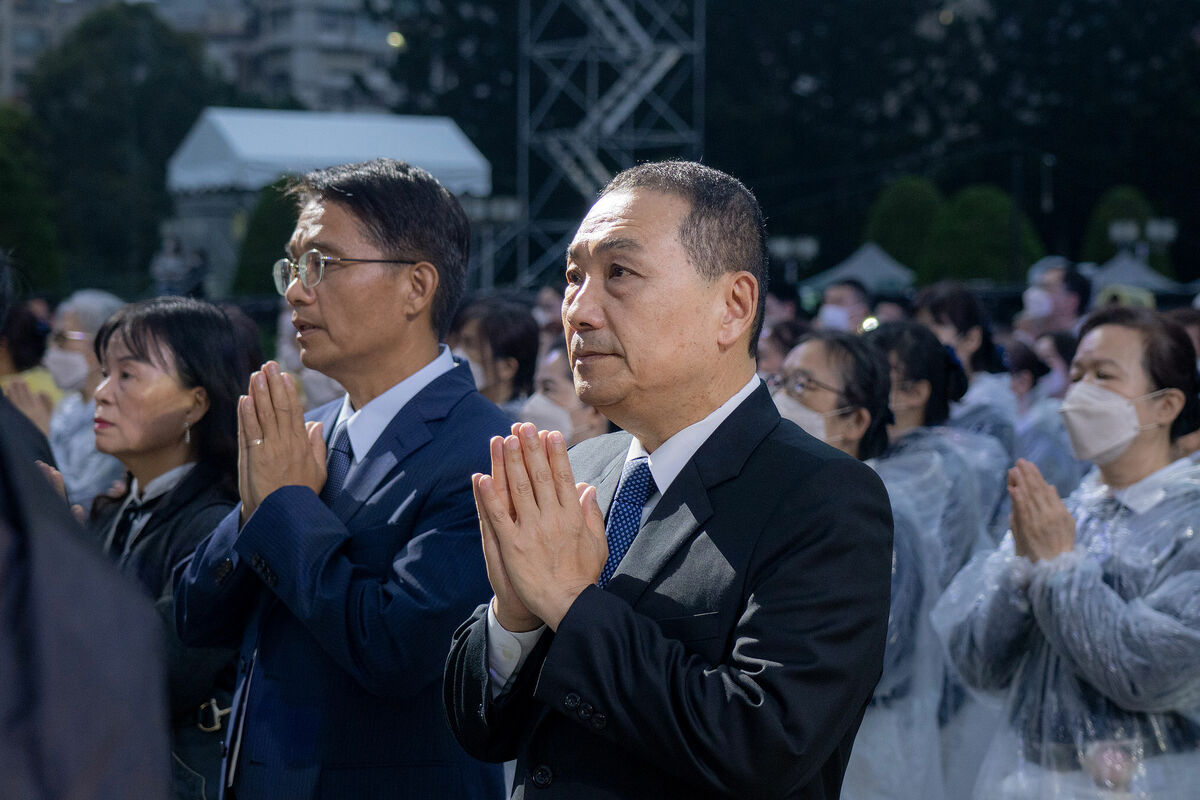 金門大集合，賴清德、柯文哲、郭台銘都到了，這種卡司想也知道這會是政治新聞的焦點，結果侯友宜缺席。圖為侯友宜之前出席浴佛祈福法會畫面。 圖：新北市新聞局（資料照）