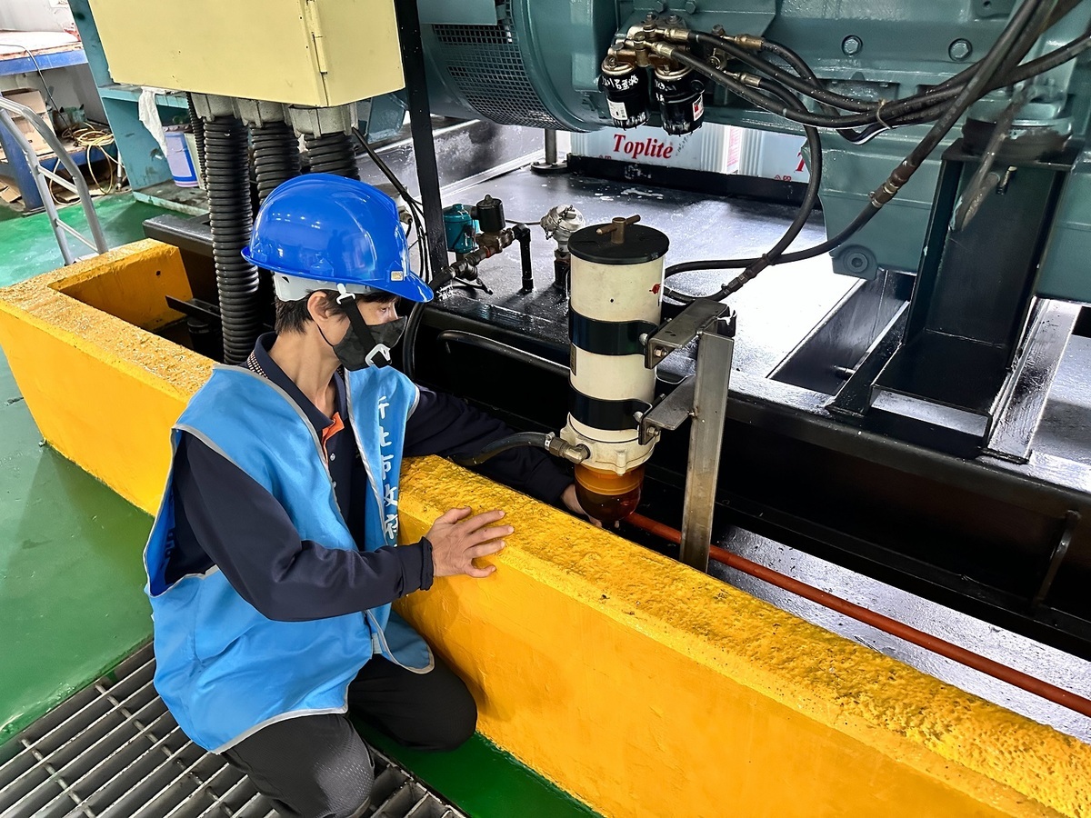 抽水站人員檢查油水分離器，排除水分。 圖：新北市水利局提供