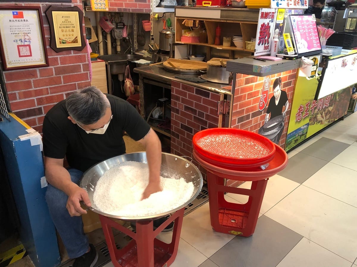 淡水中正美食廣場「盧記大腸紅麵線純手工粉圓」老闆盧俊光，以精湛手藝現場呈現傳統粉圓製作古法，展現專業的市場手作職人風範。 圖：新北市市場處提供