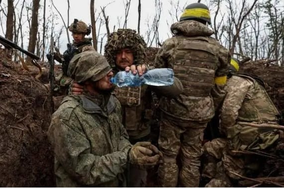 烏軍給在巴赫穆特投降的俄軍戰俘喝水。 圖 : 翻攝自騰訊網/空天力量