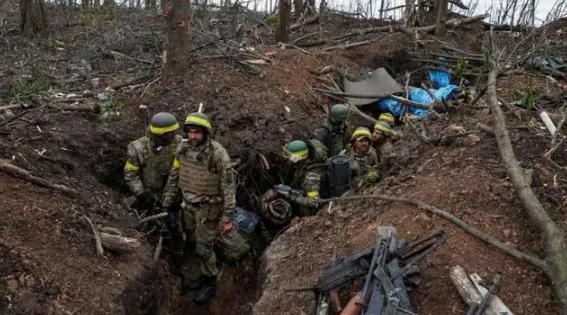 烏軍在巴赫穆特攻陷的俄軍陣地上留影。 圖 : 翻攝自騰訊網/空天力量