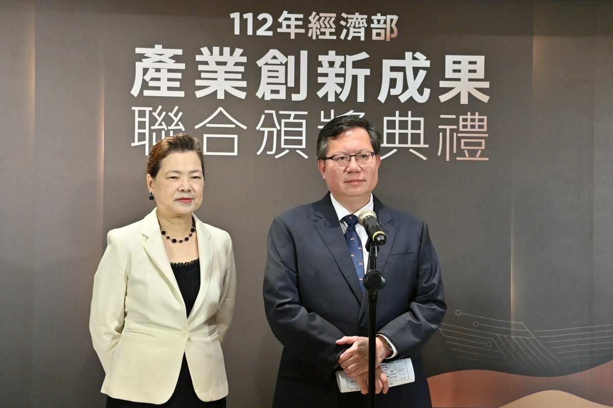 行政院副院長鄭文燦今（15）日代替確診的院長陳建仁出席經濟部產業創新頒獎典禮，會前接受聯訪。 圖：行政院提供