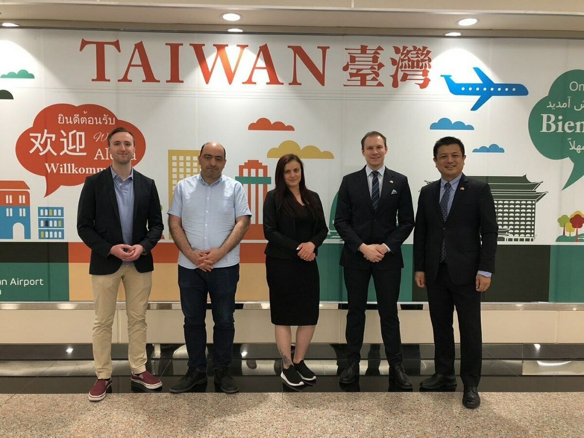瑞典國會議員訪團抵台，歐洲司副秘書長劉拓（右一）前往接機。 圖：外交部／提供