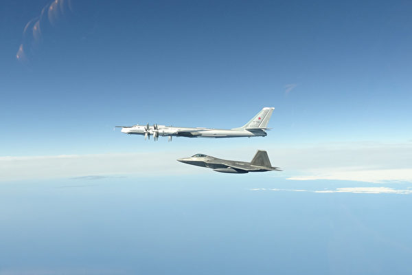 一架北美防空司令部的F-22戰鬥機，在阿拉斯加防空識別區攔截了俄羅斯的Tu-95轟炸機。 圖：翻攝自北美防空司令部