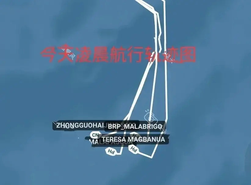 菲律賓海巡署於 12 日派遣 3 艘巡邏艦接近仁愛礁海域，其間一度包圍了試圖進行攔截的中國海警船。 圖：翻攝自《網易新聞》