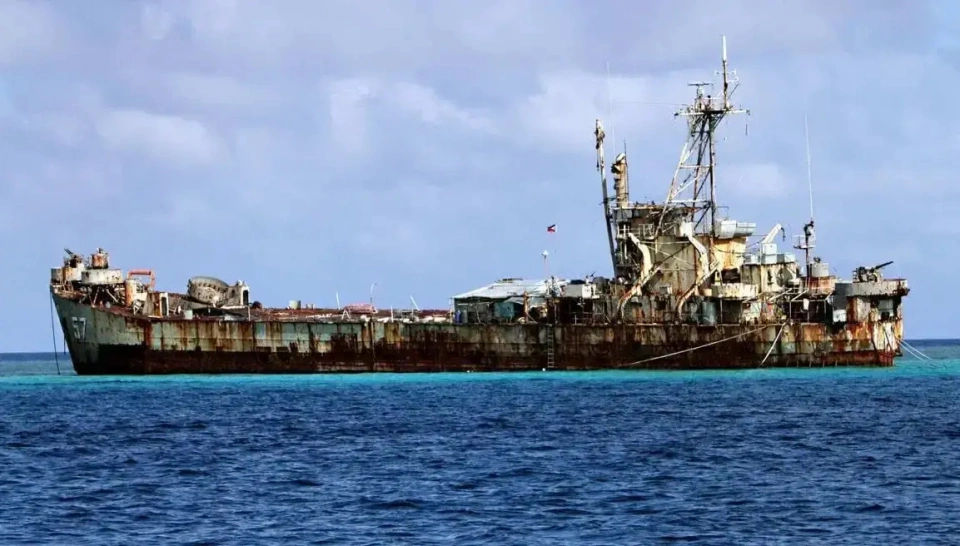 菲律賓「擱淺」在仁愛礁的登陸艦，形成對該礁島的實然控制。 圖：翻攝自《網易新聞》