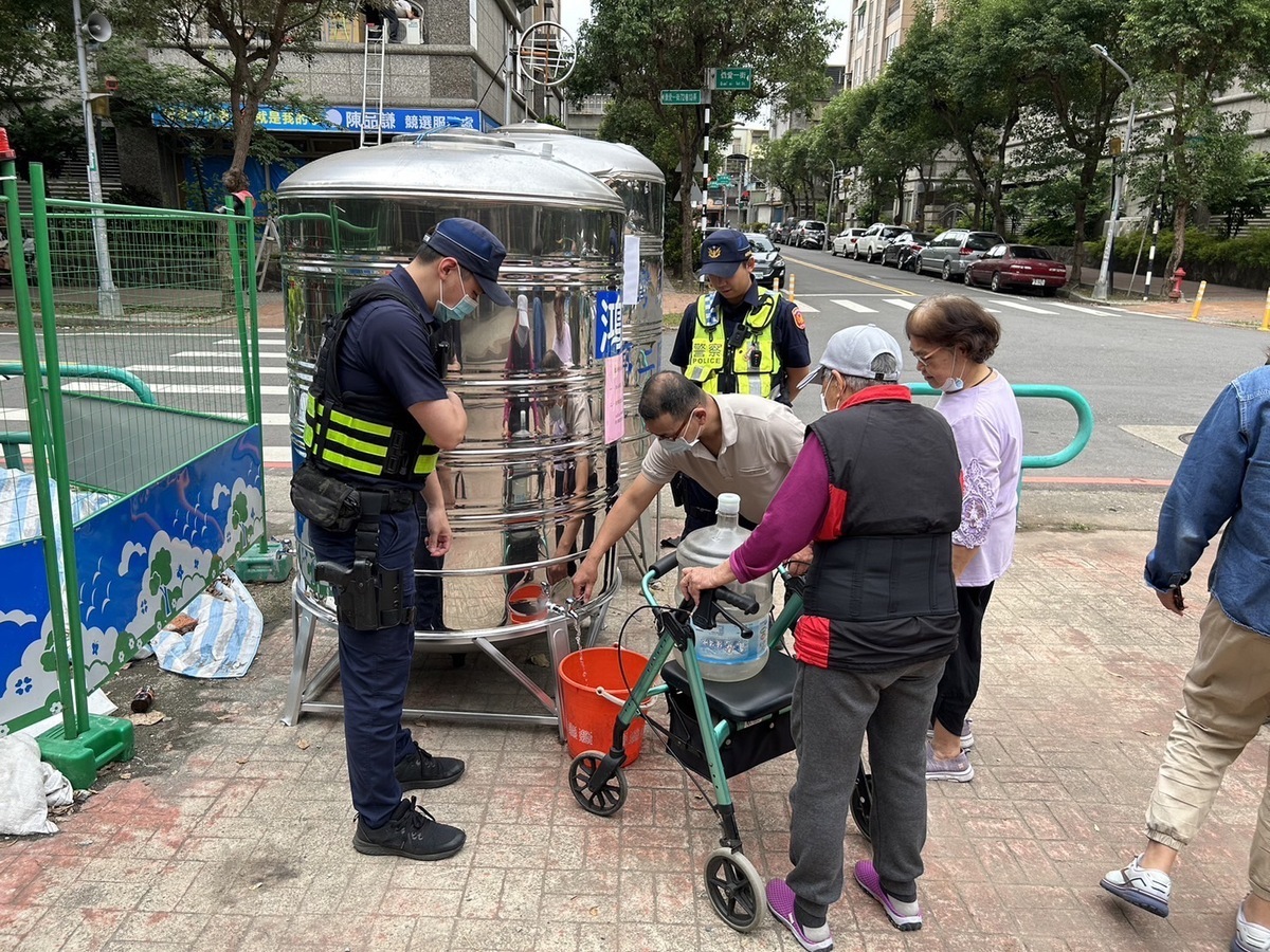 因應此次桃園市大停水，全市304處供水站及32口開放水井提供民眾免費取水。 圖：林昀真／翻攝
