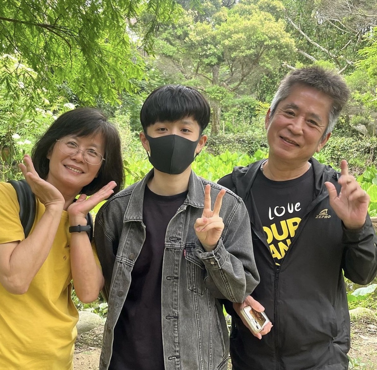 HOOK（中）跟爸媽感情很好。 圖：翻攝自HOOK IG