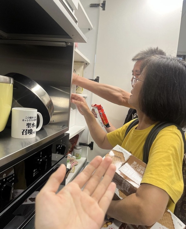 HOOK爸媽搜刮HOOK工作室的零食。 圖：翻攝自HOOK IG