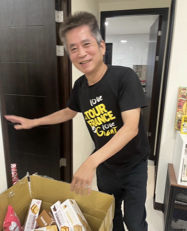 最後HOOK爸媽搜刮了一整箱零食。 圖：翻攝自HOOK IG
