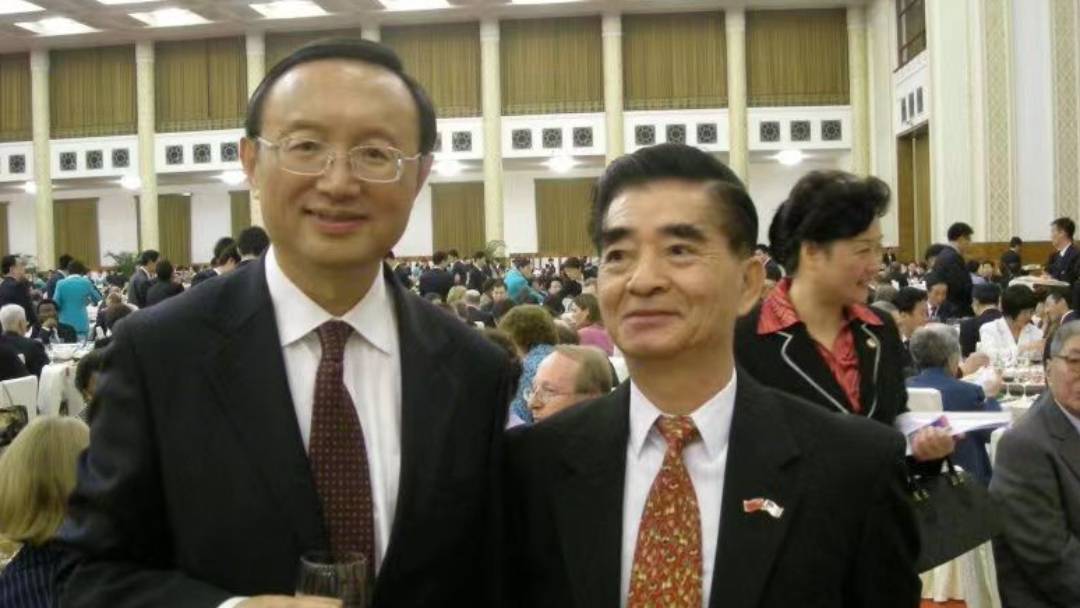 持有美國護照的香港永久居民梁成運(圖右)被中國認定從事間諜活動，被判處無期徒刑，剝奪政治權利終身，並處沒收個人財產50萬元人民幣。左為中國前外長楊潔篪。 圖：翻攝陸網