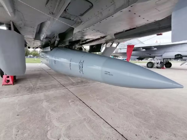 掛載於俄軍戰機下方的匕首高超音速導彈。 圖 : 翻攝自騰訊/迷彩虎