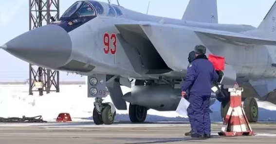 掛載於俄軍戰機下方的匕首高超音速導彈。 圖 : 翻攝自騰訊/迷彩虎