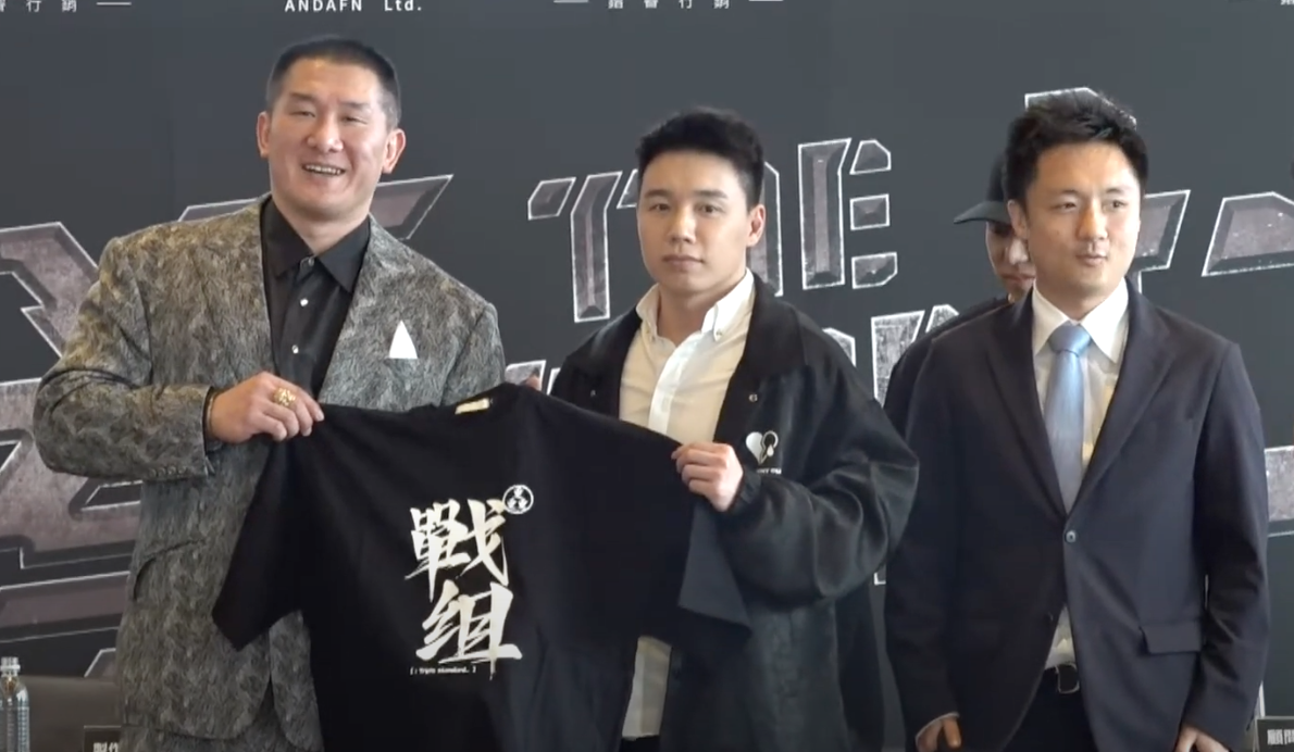 記者會尾聲，Toyz意有所指的拿出自己做的「戰組衣」送給館長。 圖：翻攝自YT/ ETtoday遊戲雲