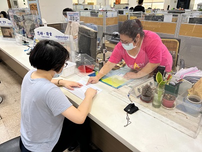 現場換發駕照及日文譯本。 圖：台北區監理所提供