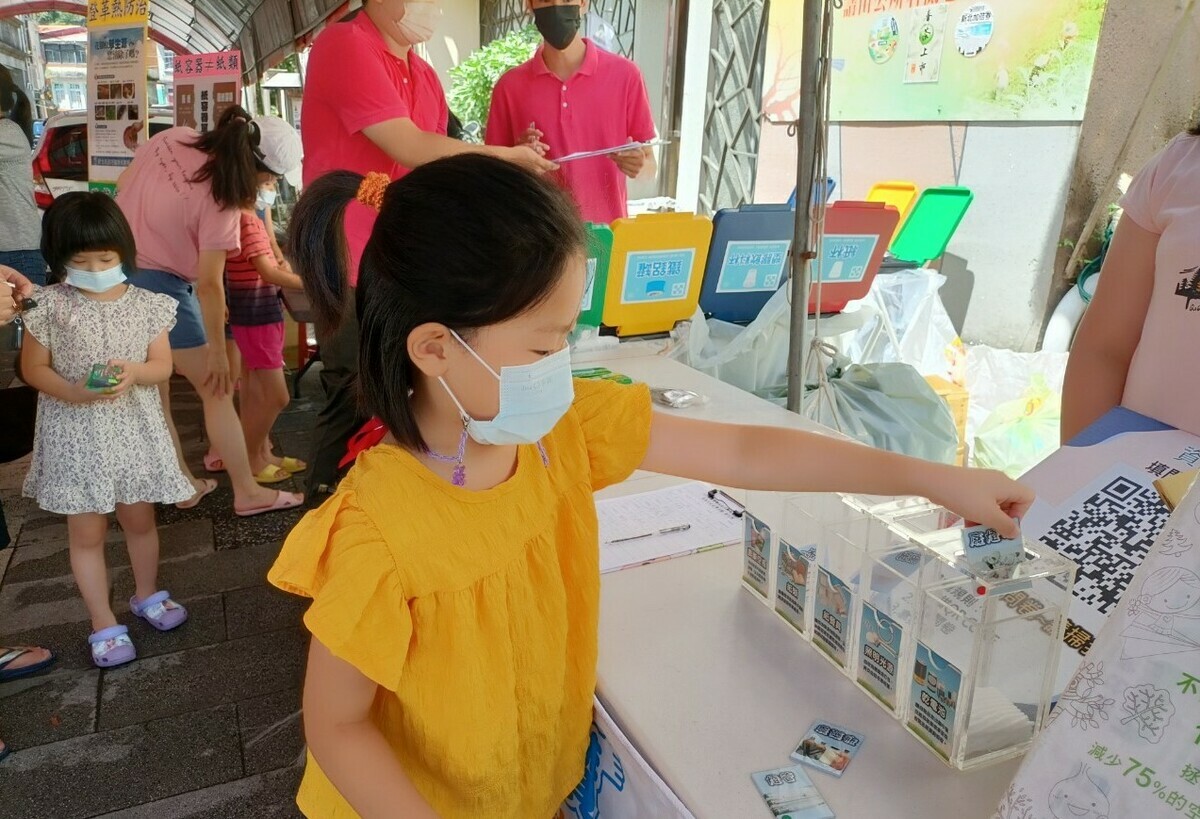 活動現場設有資源回收互動小遊戲，完成小遊戲者可額外獲得好禮。 圖：新北市環保局提供