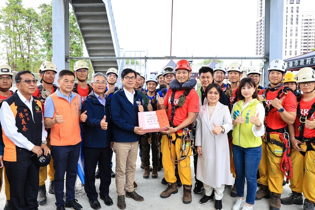 陳其邁(前排左四)贈送飛機枕給KRRT選手。 圖：高雄市消防局/提供