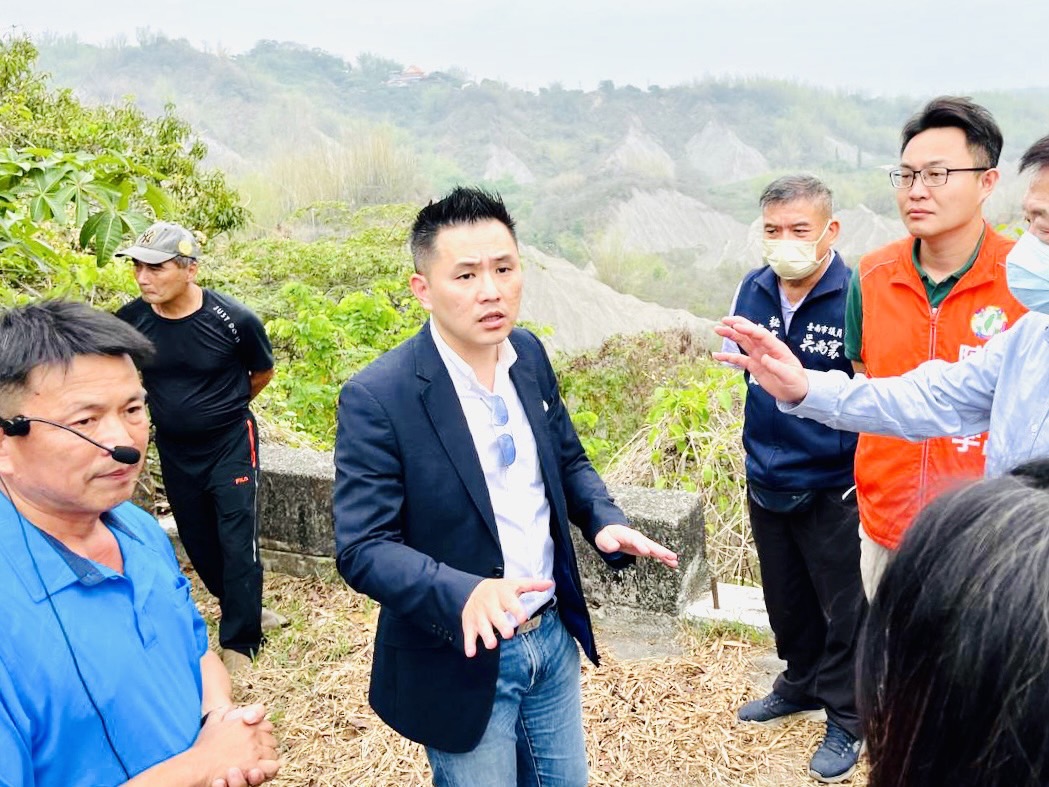 陳以信今（15）日率立法院外交及國防委員會前往台南，考察榮總台南分院升格規劃，台南榮家搬遷進度與退輔會所屬龍崎工廠土地管理現況。 圖 : 陳以信辦公室/提供