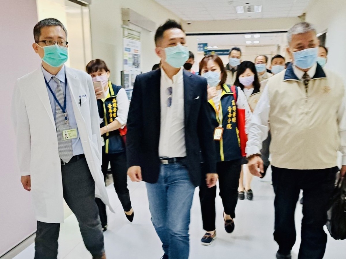 陳以信今（15）考察榮總台南分院升格規劃，台南榮家搬遷進度與退輔會所屬龍崎工廠土地管理現況。 圖 : 陳以信辦公室/提供