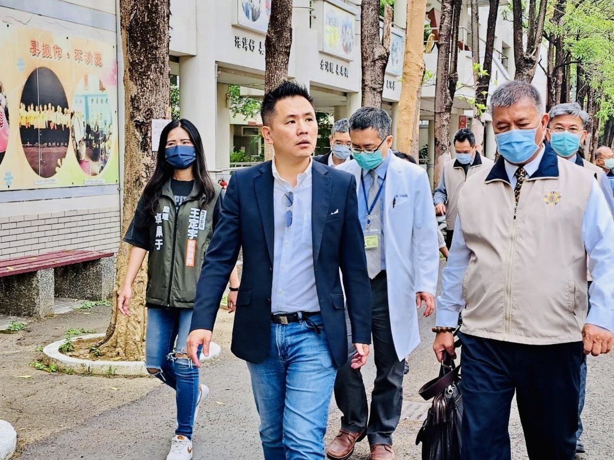 陳以信考察榮總台南分院升格規劃，台南榮家搬遷進度與退輔會所屬龍崎工廠土地管理現況。 圖 : 陳以信辦公室/提供